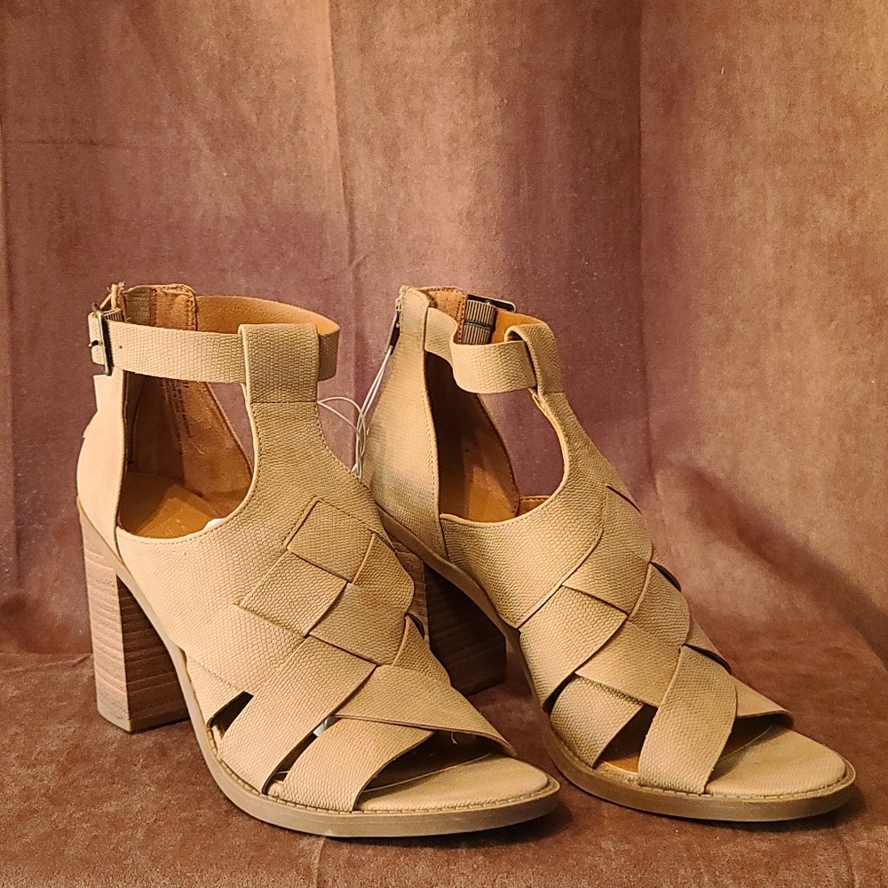 Universal Thread - Wedge Heels